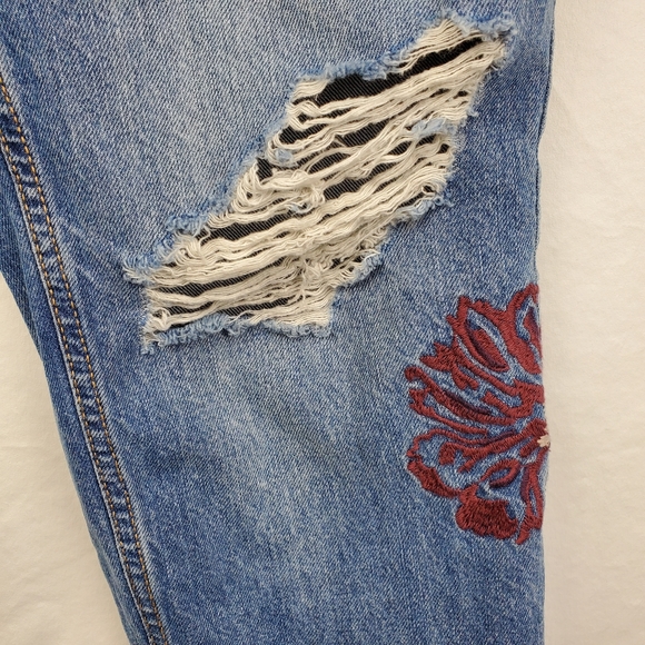 Abercrombie & Fitch Embroidered Girlfriend Jean - Picture 4 of 8